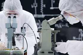 实验室显微镜分析图片