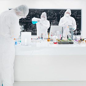 化学实验室中的工作图片