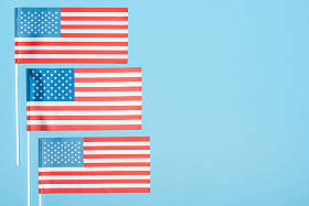 蓝色背景上粘着的 Usa 标志的顶视图