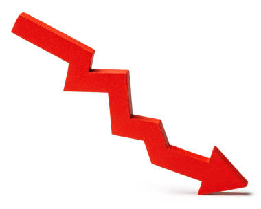 在白色背景上孤立的红色向下箭头的图表。业务增长下降