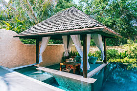 美丽的风景室外游泳池在酒店和度假村