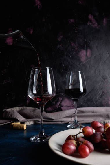 將紅酒倒入從德坎特的酒杯中