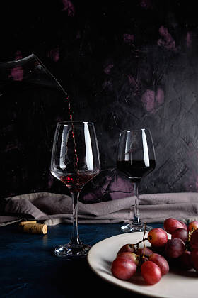 将红酒倒入从德坎特的酒杯中