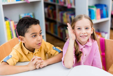 欢快的孩子举手接近可爱的非洲美国男孩