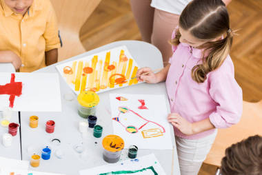 裁剪视图非洲美国孩子接近可爱的孩子和文件与绘画