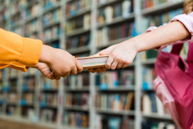 站在圖書館里，孩子們拉書的裁剪視圖 