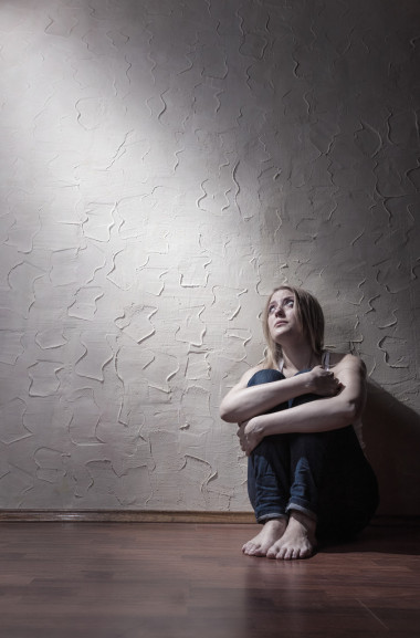 傷感的女子獨自 