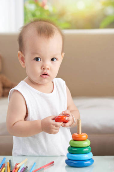 可愛的小女孩玩玩具金字塔的肖像