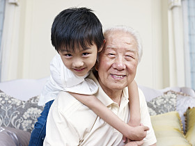 爷爷和孙子图片