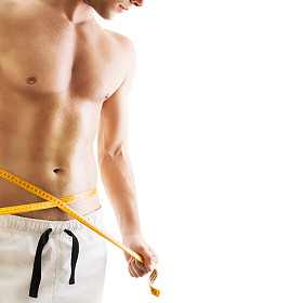 英俊的年轻男子用卷尺照片