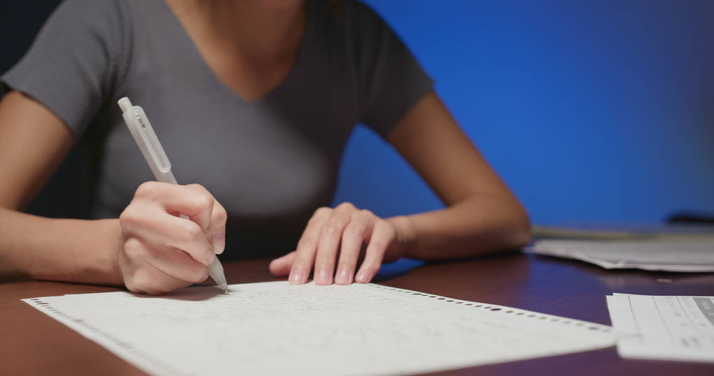 女人晚上在家学习图片