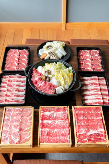 日本瓦格尤牛肉和庫羅布塔豬肉Sukiyaki設(shè)置準(zhǔn)備烹飪