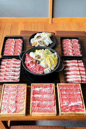 日本瓦格尤牛肉和库罗布塔猪肉Sukiyaki设置准备烹饪