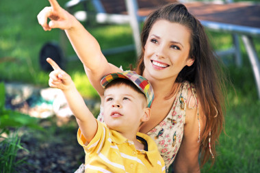 母親和她的兒子盯著一些有趣的東西