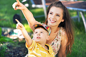 母亲和她的儿子盯着一些有趣的东西