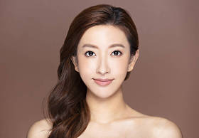 特写镜头年轻女子面对化妆和清洁皮肤