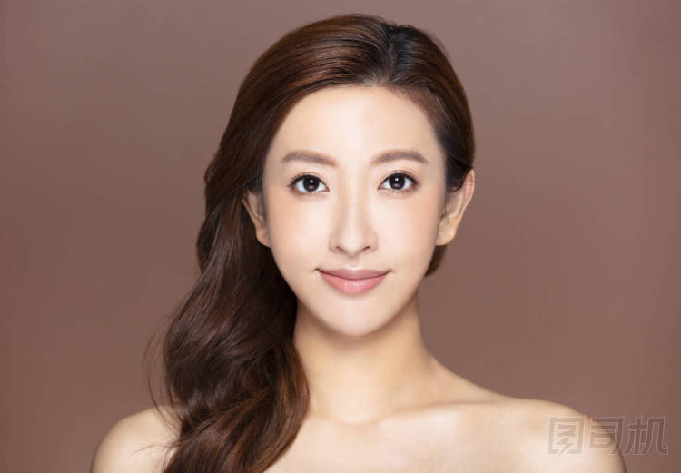 特寫鏡頭年輕女子面對化妝和清潔皮膚