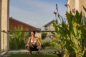 宁静女性正在热带大自然中训练灵活性