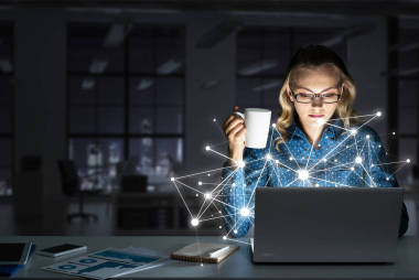 微笑美麗的女孩看著發(fā)光的筆記本電腦屏幕。3d 渲染