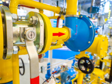 黄色管。带红色箭头的管道。化学设备。天然气供应。管道上的阀门。生产