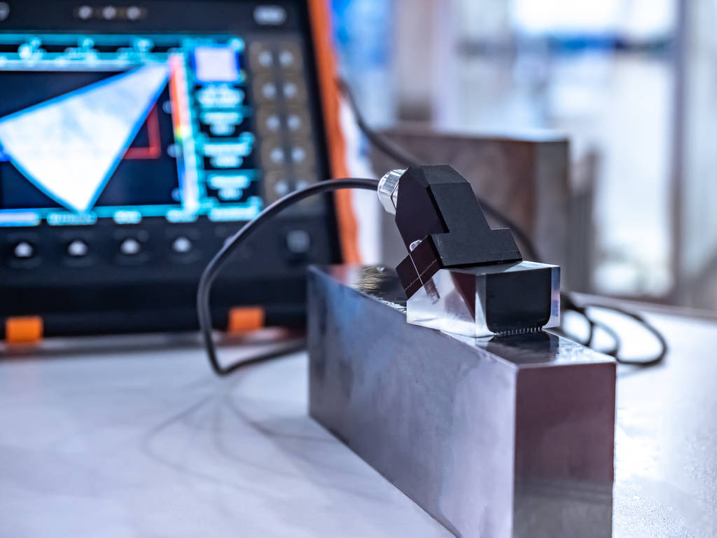 检查金属的质量。测量设备。金属的超声波测量。金属结构测试设备 检查金属的质量。测量设备。金属的超声波测量。金属结构测试设备