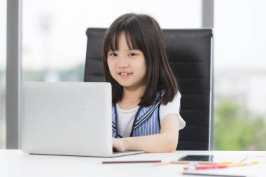 亞洲女孩微笑著對(duì)著鏡頭