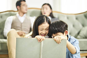 两个亚洲孩子一起读书