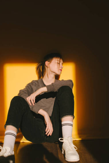 时尚女孩在黄色背景的时尚肖像