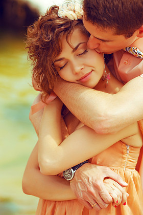 幸福婚姻的概念。美丽的接吻几 o 的肖像