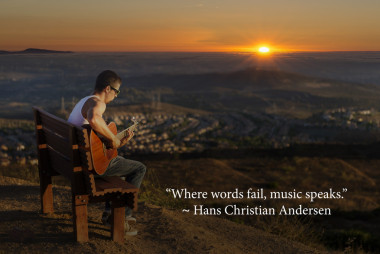 英俊的吉他彈奏者播放音樂