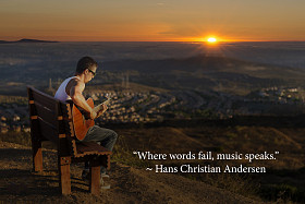 英俊的吉他弹奏者播放音乐