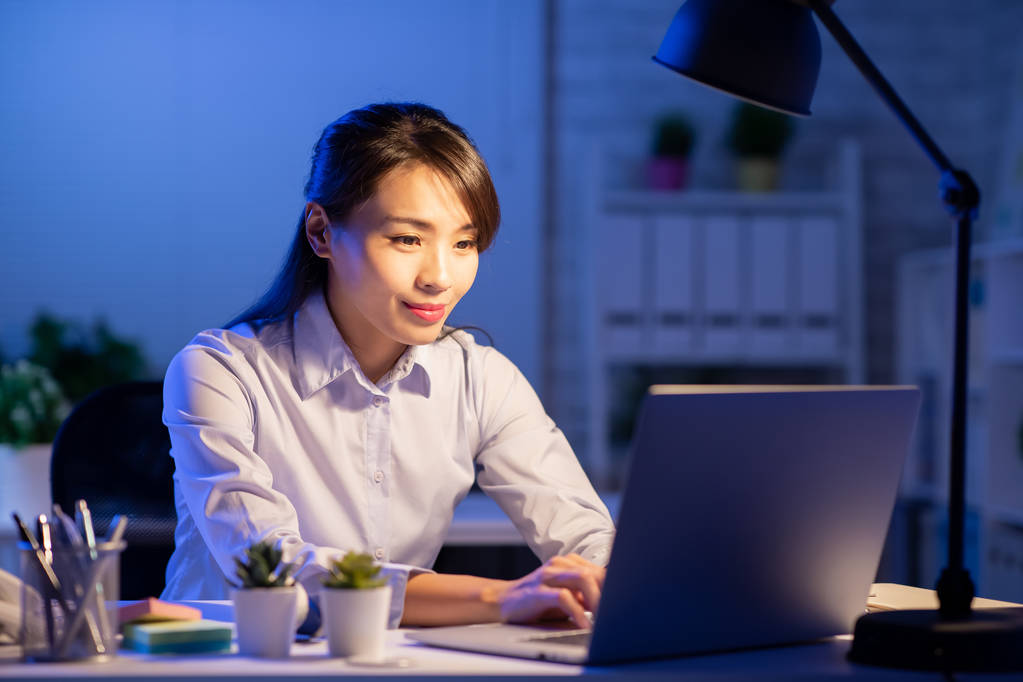 妇女加班照片 妇女加班照片
