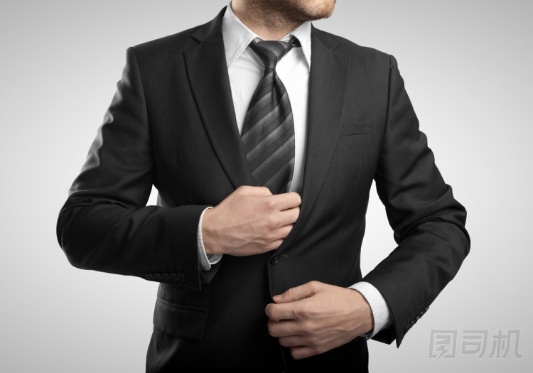 穿著西裝的男人