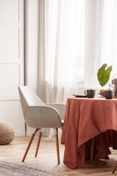 餐桌上的時尚灰色椅子,鋪有長桌布