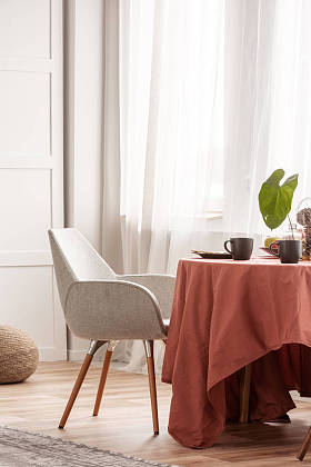 餐桌上的时尚灰色椅子,铺有长桌布