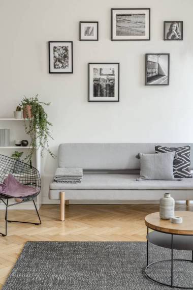 紫色枕頭時尚金屬椅在時尚的客廳內部與斯堪的納維亞設計