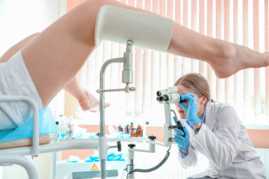 在診所與病人打交道的女婦科醫(yī)生