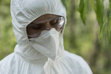 穿著防護服、護目鏡和呼吸器的生態(tài)學(xué)家俯視