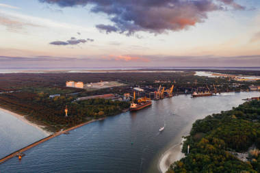 波蘭東北部波羅的海海岸線上的海岸線港口