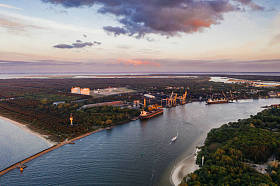 波兰东北部波罗的海海岸线上的海岸线港口