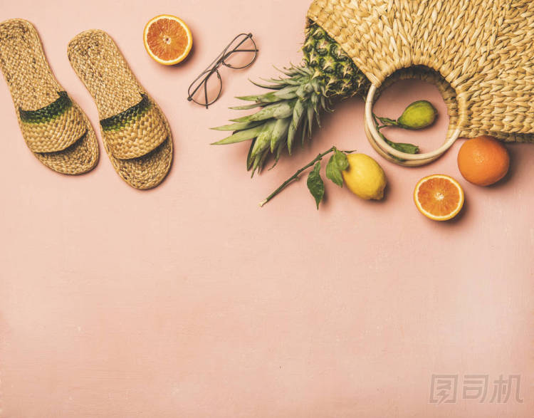 夏季服裝項目。平鋪的夏季拖鞋，太陽鏡，柳條袋和新鮮水果在柔和的粉紅色背景，頂視圖，復(fù)制空間。夏季海灘度假理念
