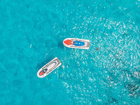 出租的喷气式滑雪板停放在蓝色泻湖热带蓝宝石，空中顶视图