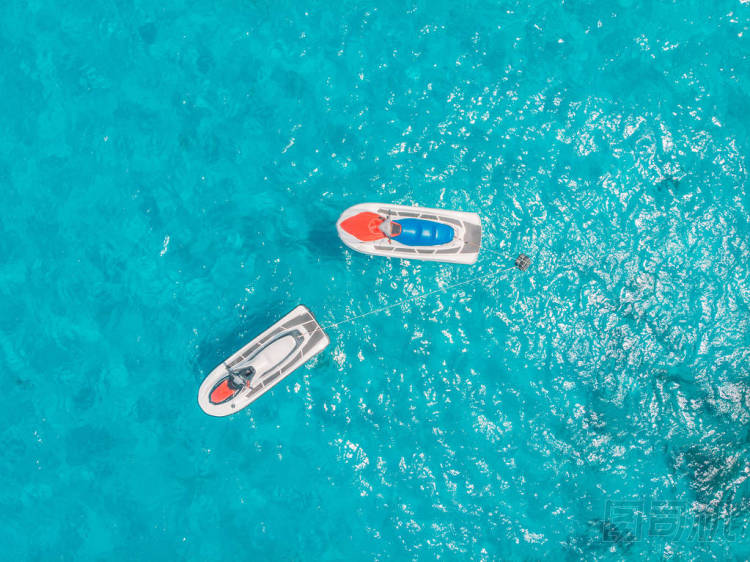 出租的噴氣式滑雪板停放在藍(lán)色瀉湖熱帶藍(lán)寶石，空中頂視圖