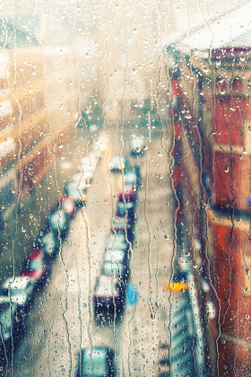 雨天，雨滴在窗口上图片