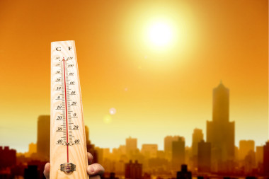 中的城市和高 temp 手顯示溫度計(jì)的熱波