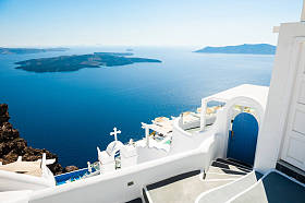 希腊圣托里尼岛上的白色建筑