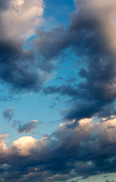 带有复制空间的云彩和蓝天背景