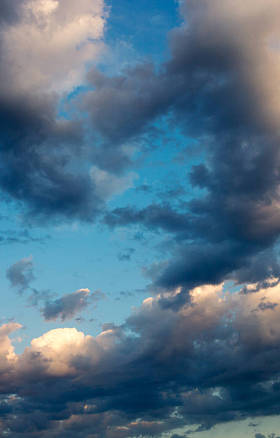 带有复制空间的云彩和蓝天背景
