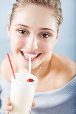 喝牛奶的鸡尾酒图片