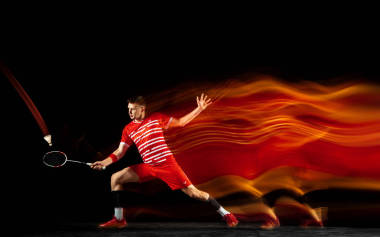 打羽毛球的年輕人被隔離在黑人工作室的背景下